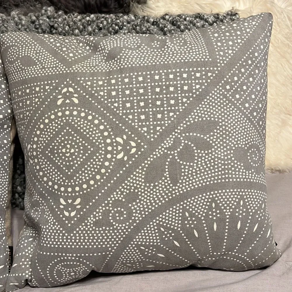 ‎Mud Hut gray pillows